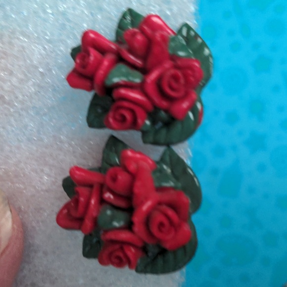 A434 Two Vintage Brooches with Matching Screwback Earrings - Picture 9 of 10